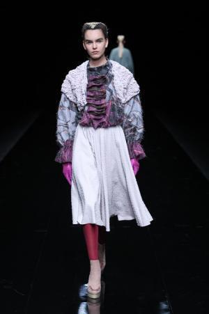 グラフィカルにアールデコを遊ぶユマコシノ【2016-17秋冬ウィメンズ】