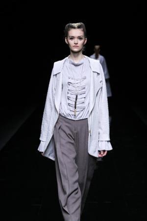 グラフィカルにアールデコを遊ぶユマコシノ【2016-17秋冬ウィメンズ】