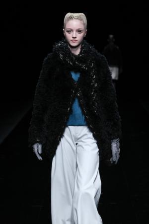 グラフィカルにアールデコを遊ぶユマコシノ【2016-17秋冬ウィメンズ】