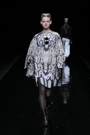 グラフィカルにアールデコを遊ぶユマコシノ【2016-17秋冬ウィメンズ】