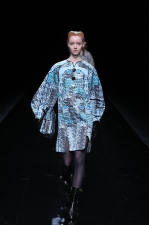 グラフィカルにアールデコを遊ぶユマコシノ【2016-17秋冬ウィメンズ】