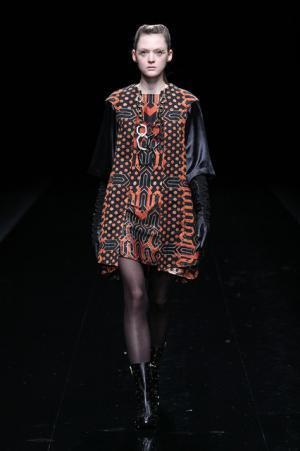 グラフィカルにアールデコを遊ぶユマコシノ【2016-17秋冬ウィメンズ】