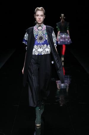 グラフィカルにアールデコを遊ぶユマコシノ【2016-17秋冬ウィメンズ】