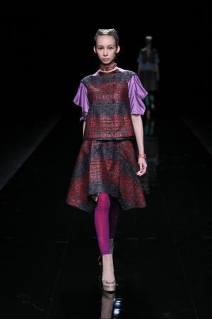 グラフィカルにアールデコを遊ぶユマコシノ【2016-17秋冬ウィメンズ】