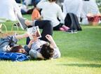 東京ミッドタウンのGWイベント、芝生の上でヨガや読書を楽しむ