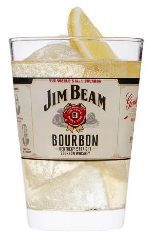 東京ミッドタウンのGWイベント、芝生の上でヨガや読書を楽しむ