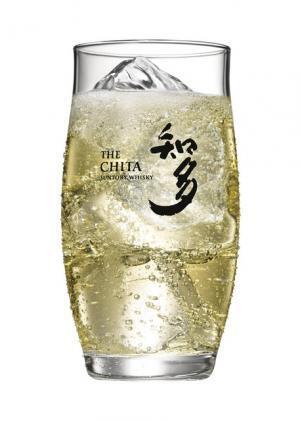 東京ミッドタウンのGWイベント、芝生の上でヨガや読書を楽しむ