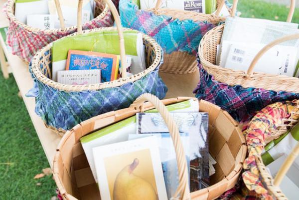 東京ミッドタウンのGWイベント、芝生の上でヨガや読書を楽しむ