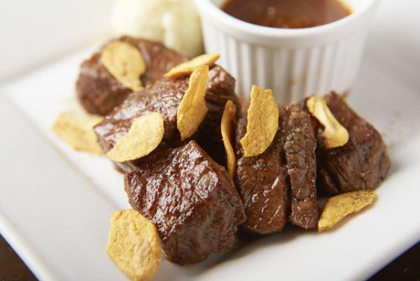 東京ミッドタウンのGWイベント、芝生の上でヨガや読書を楽しむ