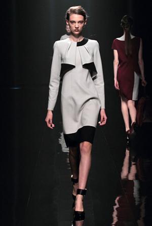 ハナエモリ マニュスクリ、暗影に映る華麗な花々。無機物と有機物の融合を表現【16-17AWウィメンズ】