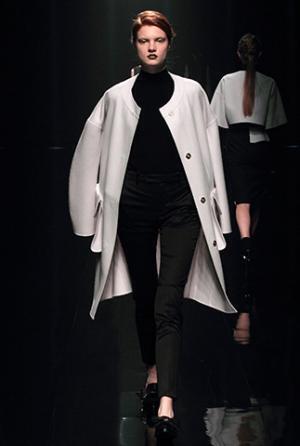 ハナエモリ マニュスクリ、暗影に映る華麗な花々。無機物と有機物の融合を表現【16-17AWウィメンズ】