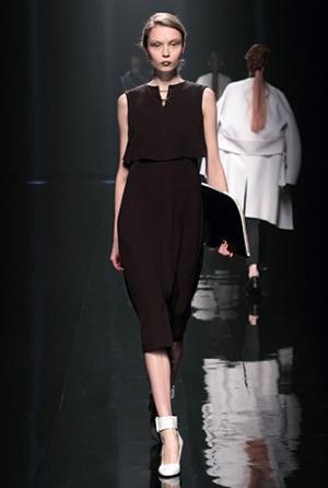 ハナエモリ マニュスクリ、暗影に映る華麗な花々。無機物と有機物の融合を表現【16-17AWウィメンズ】