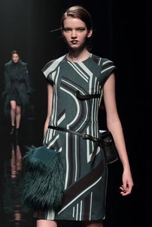 ハナエモリ マニュスクリ、暗影に映る華麗な花々。無機物と有機物の融合を表現【16-17AWウィメンズ】