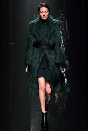 ハナエモリ マニュスクリ、暗影に映る華麗な花々。無機物と有機物の融合を表現【16-17AWウィメンズ】