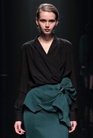 ハナエモリ マニュスクリ、暗影に映る華麗な花々。無機物と有機物の融合を表現【16-17AWウィメンズ】