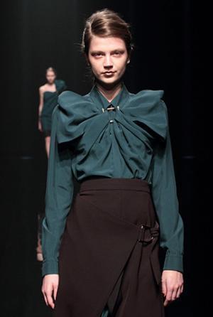 ハナエモリ マニュスクリ、暗影に映る華麗な花々。無機物と有機物の融合を表現【16-17AWウィメンズ】