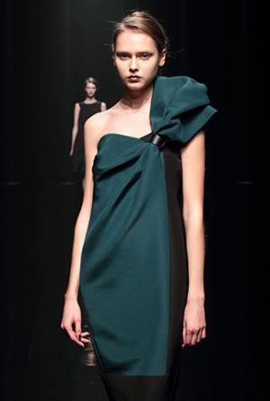 ハナエモリ マニュスクリ、暗影に映る華麗な花々。無機物と有機物の融合を表現【16-17AWウィメンズ】