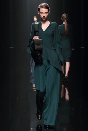 ハナエモリ マニュスクリ、暗影に映る華麗な花々。無機物と有機物の融合を表現【16-17AWウィメンズ】