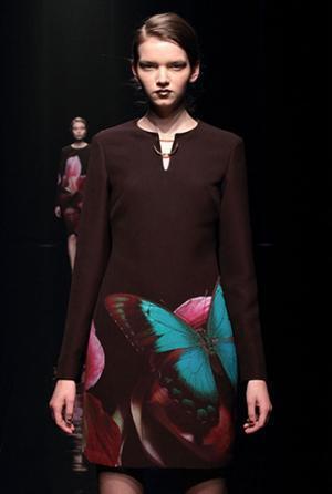 ハナエモリ マニュスクリ、暗影に映る華麗な花々。無機物と有機物の融合を表現【16-17AWウィメンズ】