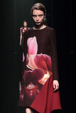 ハナエモリ マニュスクリ、暗影に映る華麗な花々。無機物と有機物の融合を表現【16-17AWウィメンズ】