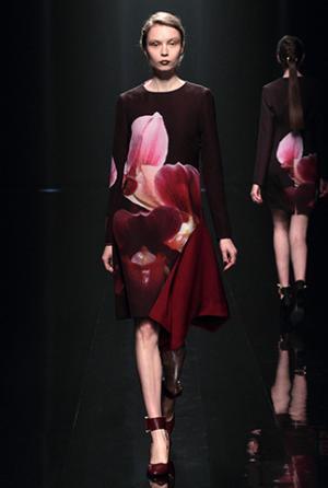 ハナエモリ マニュスクリ、暗影に映る華麗な花々。無機物と有機物の融合を表現【16-17AWウィメンズ】