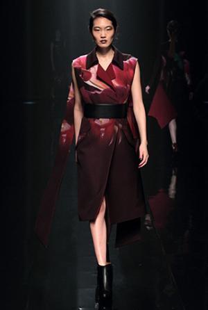 ハナエモリ マニュスクリ、暗影に映る華麗な花々。無機物と有機物の融合を表現【16-17AWウィメンズ】