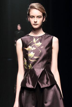 ハナエモリ マニュスクリ、暗影に映る華麗な花々。無機物と有機物の融合を表現【16-17AWウィメンズ】