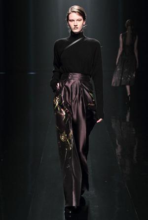 ハナエモリ マニュスクリ、暗影に映る華麗な花々。無機物と有機物の融合を表現【16-17AWウィメンズ】