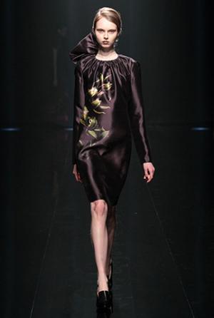 ハナエモリ マニュスクリ、暗影に映る華麗な花々。無機物と有機物の融合を表現【16-17AWウィメンズ】