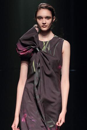 ハナエモリ マニュスクリ、暗影に映る華麗な花々。無機物と有機物の融合を表現【16-17AWウィメンズ】