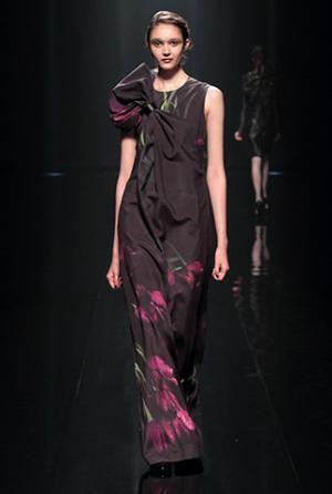 ハナエモリ マニュスクリ、暗影に映る華麗な花々。無機物と有機物の融合を表現【16-17AWウィメンズ】