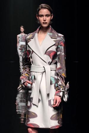 ハナエモリ マニュスクリ、暗影に映る華麗な花々。無機物と有機物の融合を表現【16-17AWウィメンズ】