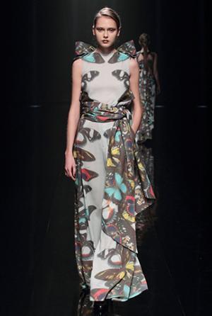 ハナエモリ マニュスクリ、暗影に映る華麗な花々。無機物と有機物の融合を表現【16-17AWウィメンズ】