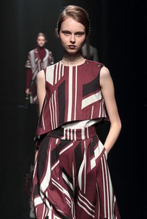 ハナエモリ マニュスクリ、暗影に映る華麗な花々。無機物と有機物の融合を表現【16-17AWウィメンズ】