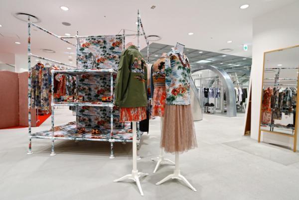 DSMGでヴァレンティノの“ハワイアン”なカプセルコレクションを期間限定販売