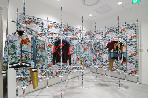 DSMGでヴァレンティノの“ハワイアン”なカプセルコレクションを期間限定販売