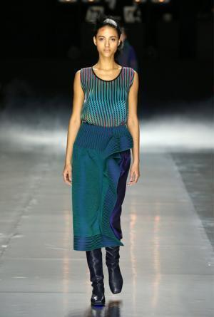 イッセイ ミヤケ、可能性の“向こうへ”【16-17AWウィメンズ】