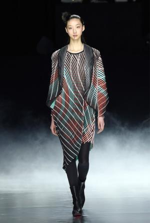 イッセイ ミヤケ、可能性の“向こうへ”【16-17AWウィメンズ】