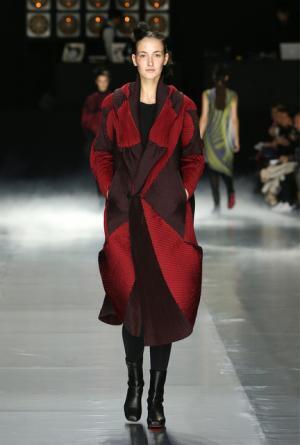 イッセイ ミヤケ、可能性の“向こうへ”【16-17AWウィメンズ】