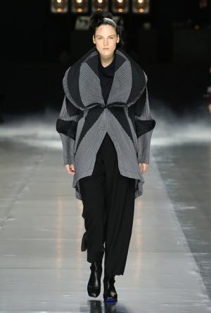 イッセイ ミヤケ、可能性の“向こうへ”【16-17AWウィメンズ】