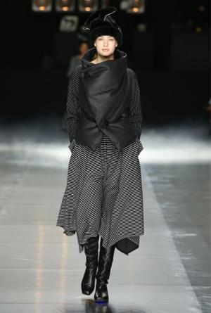 イッセイ ミヤケ、可能性の“向こうへ”【16-17AWウィメンズ】