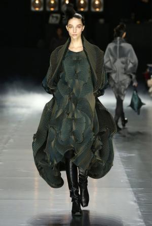 イッセイ ミヤケ、可能性の“向こうへ”【16-17AWウィメンズ】