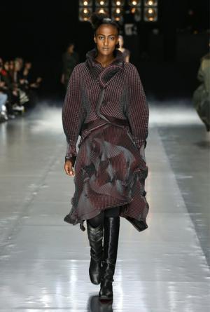 イッセイ ミヤケ、可能性の“向こうへ”【16-17AWウィメンズ】