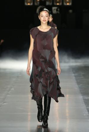 イッセイ ミヤケ、可能性の“向こうへ”【16-17AWウィメンズ】