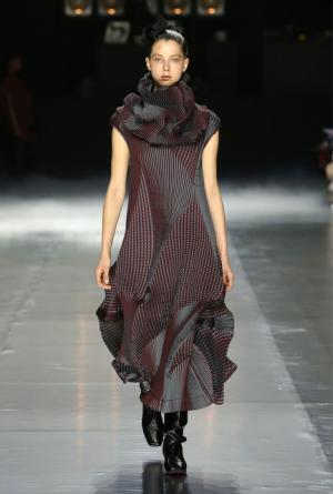 イッセイ ミヤケ、可能性の“向こうへ”【16-17AWウィメンズ】