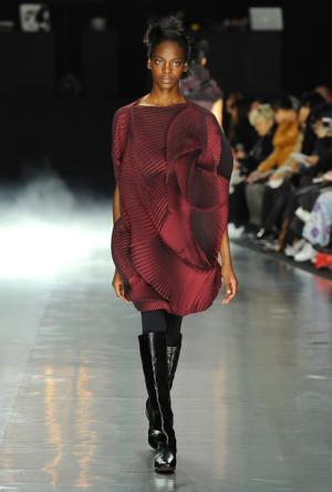 イッセイ ミヤケ、可能性の“向こうへ”【16-17AWウィメンズ】