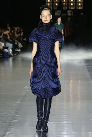 イッセイ ミヤケ、可能性の“向こうへ”【16-17AWウィメンズ】