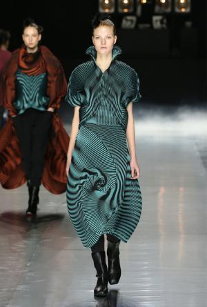 イッセイ ミヤケ、可能性の“向こうへ”【16-17AWウィメンズ】