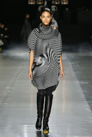 イッセイ ミヤケ、可能性の“向こうへ”【16-17AWウィメンズ】