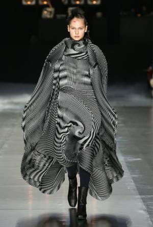 イッセイ ミヤケ、可能性の“向こうへ”【16-17AWウィメンズ】